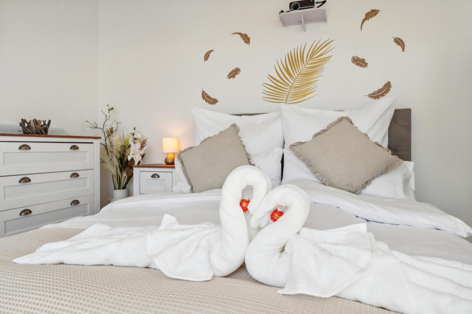 Business I Family Apartment I 1-4 Personen - Aare Blick, Nahe Altstadt I Beamer - 99" Leinwand I Terrassen Lounge Und Parkplatz Brugg  Exterior photo